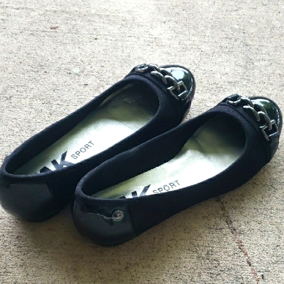 Like new "Anne Klein" sport black flats with silver chain on toe section - Picture 7 of 11